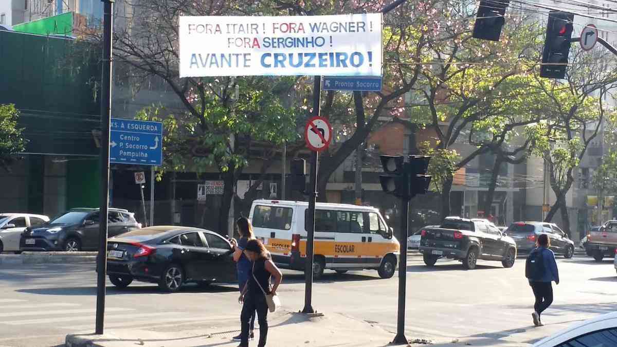 Faixas espalhadas por Belo Horizonte contra a diretoria do Cruzeiro
