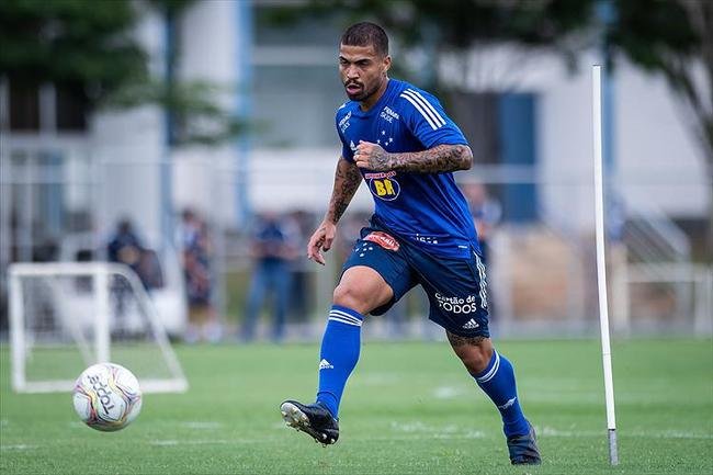 Reforo para a armao do Cruzeiro, Marcinho disputou 40 jogos e marcou nove gols pelo Sampaio Corra. Na Srie B, balanou a rede oito vezes em 37 partidas. No Campeonato Maranhense, anotou um tento em trs apresentaes.