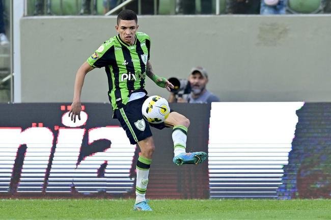 As fotos do duelo decisivo entre Amrica e Atltico, neste domingo (13/11), no Independncia, em Belo Horizonte. Partida foi vlida pela 38 rodada da Srie A do Campeonato Brasileiro.