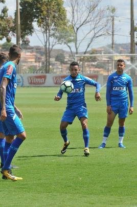 Auxiliares de Mano Menezes comandaram treino tcnico; times foram montados, mas jogadores no tiveram posio fixa no campo