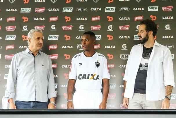 Confira imagens da chegada e da apresentao de Robinho no Atltico
