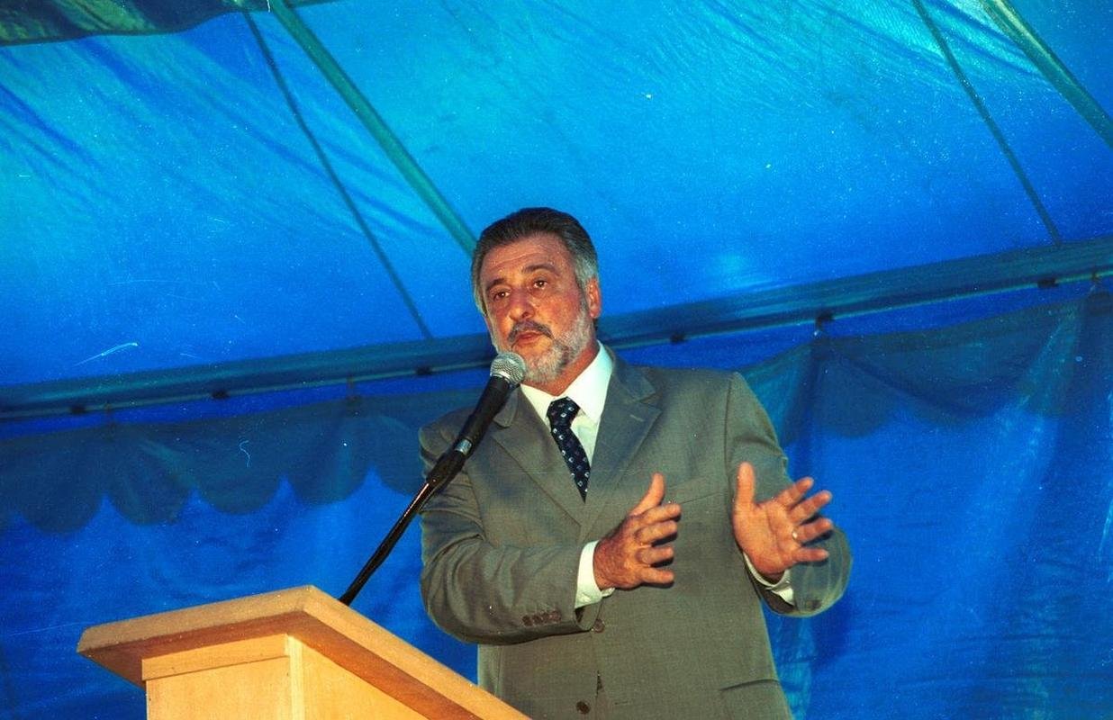 Inaugurao da Toca da Raposa II em 9 de maro de 2002. Na ocasio, presidente do Cruzeiro, Zez Perrella, recebeu figuras ilustres, como o tcnico da Seleo Brasileira, Luiz Felipe Scolari, e outras autoridades pblicas municipais, estaduais e federais