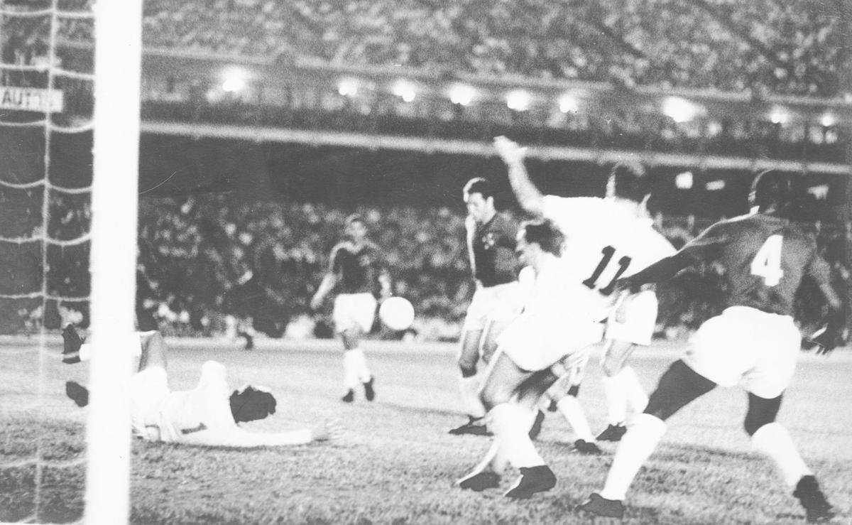 O Cruzeiro foi campeo da Taa Brasil de 1966 sobre o Santos de Pel. No jogo de ida, no Mineiro, goleada por 6 a 2. 