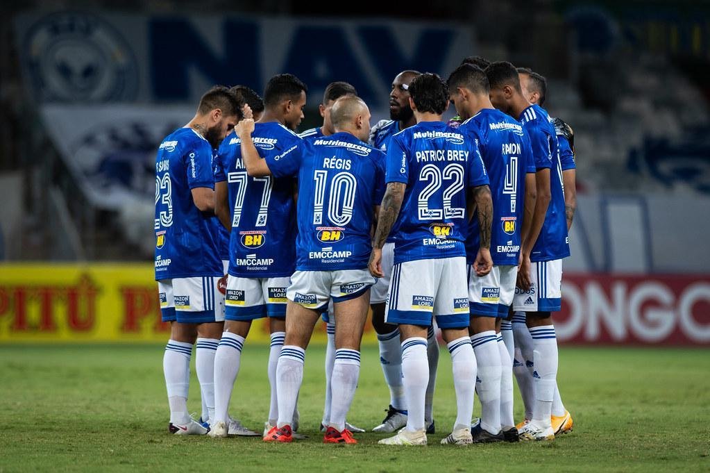 O Cruzeiro é o quinto pior mandante da Série B (16º melhor), com 41,03% de aproveitamento. Em 13 jogos, venceu quatro, empatou cinco e perdeu cinco, com 16 gols marcados e 14 sofridos. Em 16º lugar (28), a equipe celeste somou 16 dos 39 pontos disputados em casa (sem considerar a perda de seis em decorrência de punição na Fifa).
