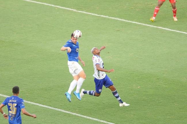 Cruzeiro goleou URT por 3 a 0 no Independncia com gols de Thiago, Machado e Edu em sua estreia no Mineiro. Ronaldo, dono da SAF, assistiu  partida no Horto. Duelo marcou estreia do tcnico uruguaio Paulo Pezzolano