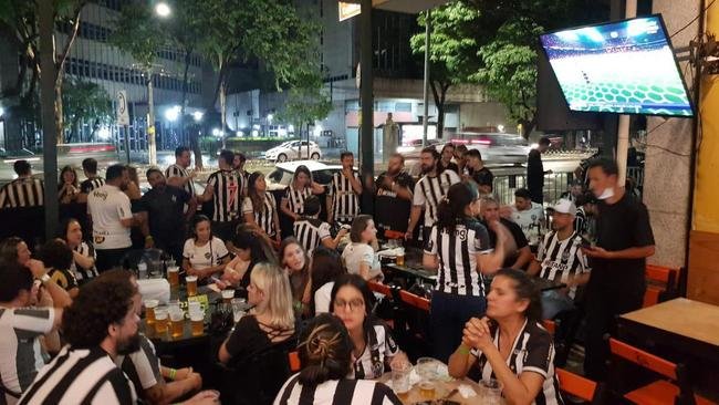Atleticanos no Bar Devotos, em BH, durante a final da Copa do Brasil contra o Athletico-PR.