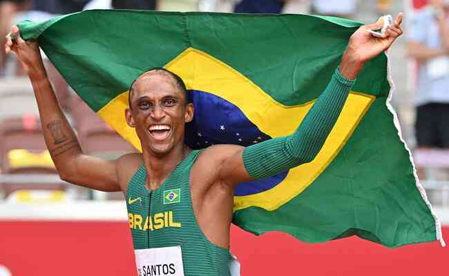 Brasileiro completou a prova em 46.72s, a terceira melhor marca de todos os tempos dos 400m com barreiras