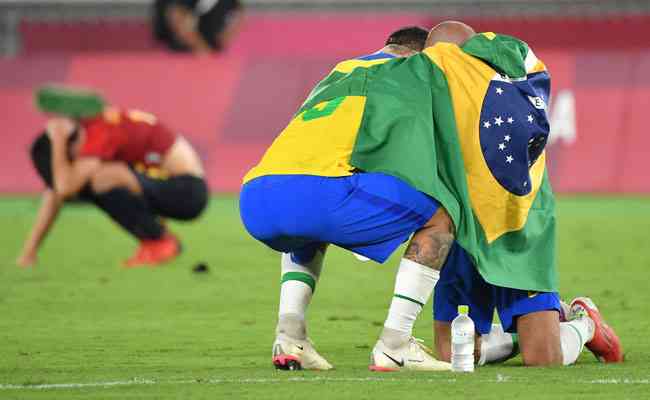 Brasil bate Espanha e conquista bicampeonato olímpico no futebol