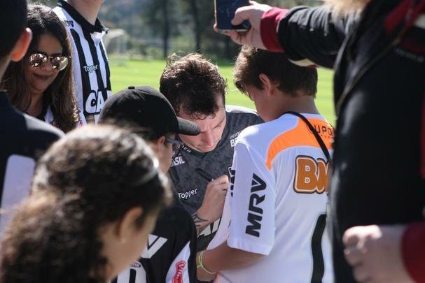 Na Cidade do Galo para tratamento de leso, Bernard, ex-jogador do Atltico e atualmente sem clube, foi a campo e atendeu torcedores 
