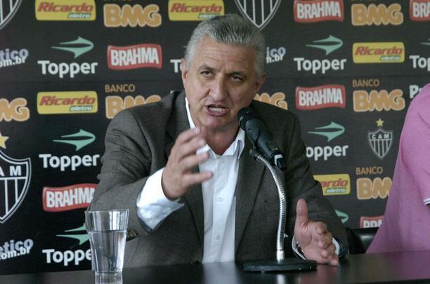 23/06/2010. Apresentação do novo diretor de futebol do Atlético, Eduardo Maluf, no Centro de Treinamento (Cidade do Galo). Na foto, presidente do Atlético, Alexandre Kalil (e)