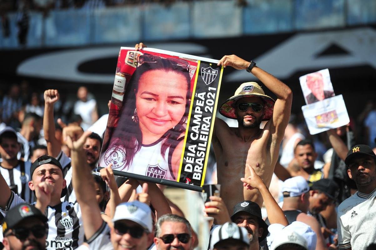 Atleticanos homenageiam no Mineiro familiares que no puderam ver o clube ser bicampeo brasileiro