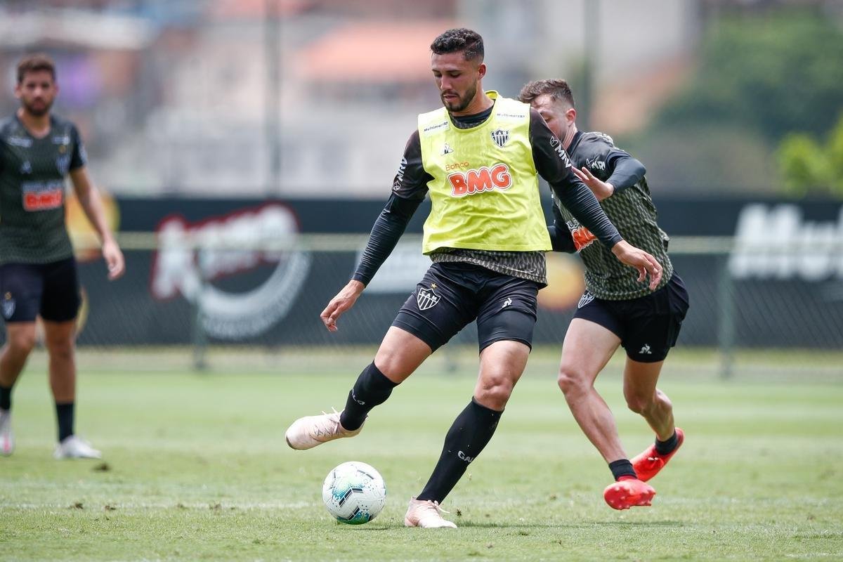 Imagens do primeiro treino de Eduardo Vargas pelo Atltico