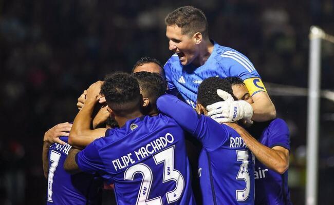 Jogadores do Cruzeiro comemoram gol contra o Bragantino