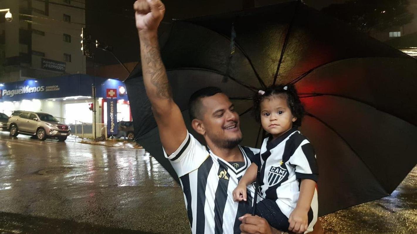 Atleticanos acompanharam Flamengo 2x1 Cear nos bares de Belo Horizonte, na expectativa de comemorar o ttulo antecipado do Campeonato Brasileiro. No entanto, o rival carioca venceu o time nordestino e adiou a festa atleticana.