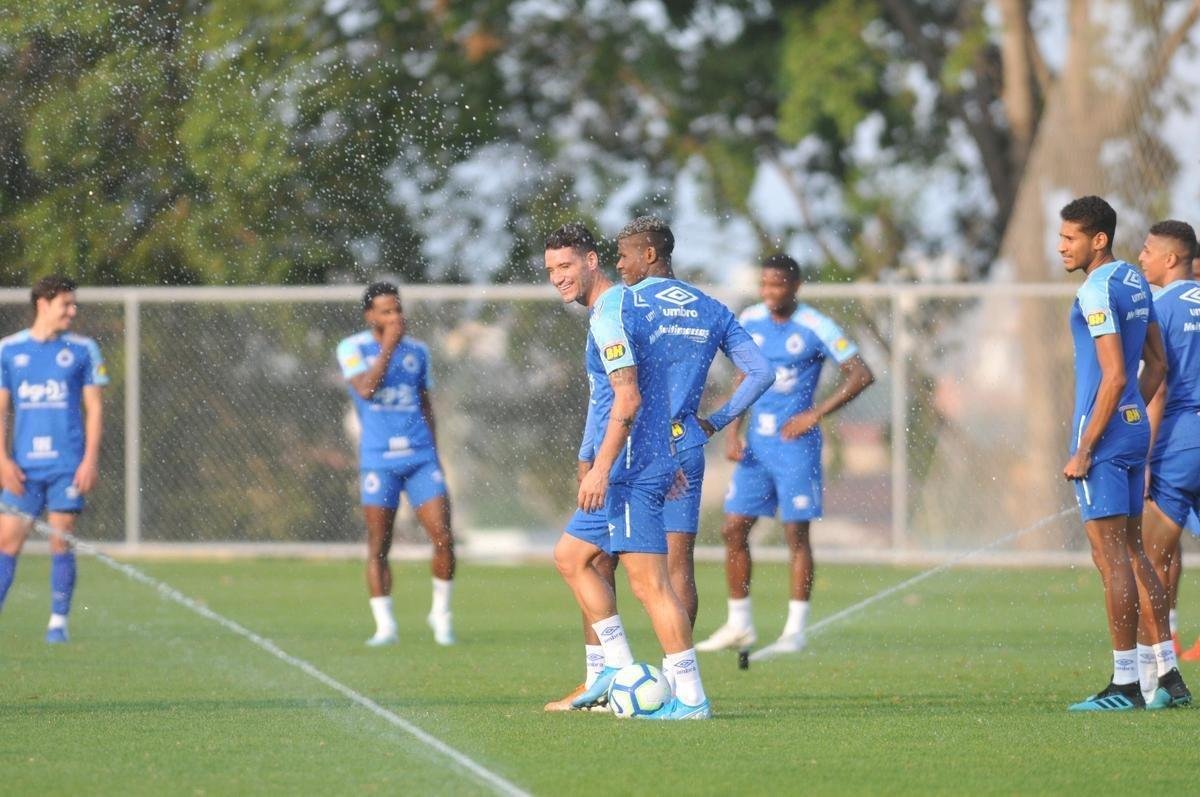 Fotos do primeiro treino de Abel Braga na Toca da Raposa II. Tcnico foi apresentado pelo Cruzeiro neste sbado e dirigir a equipe na segunda, s 20h, diante do Gois, no Serra Dourada, pela 22 rodada do Campeonato Brasileiro