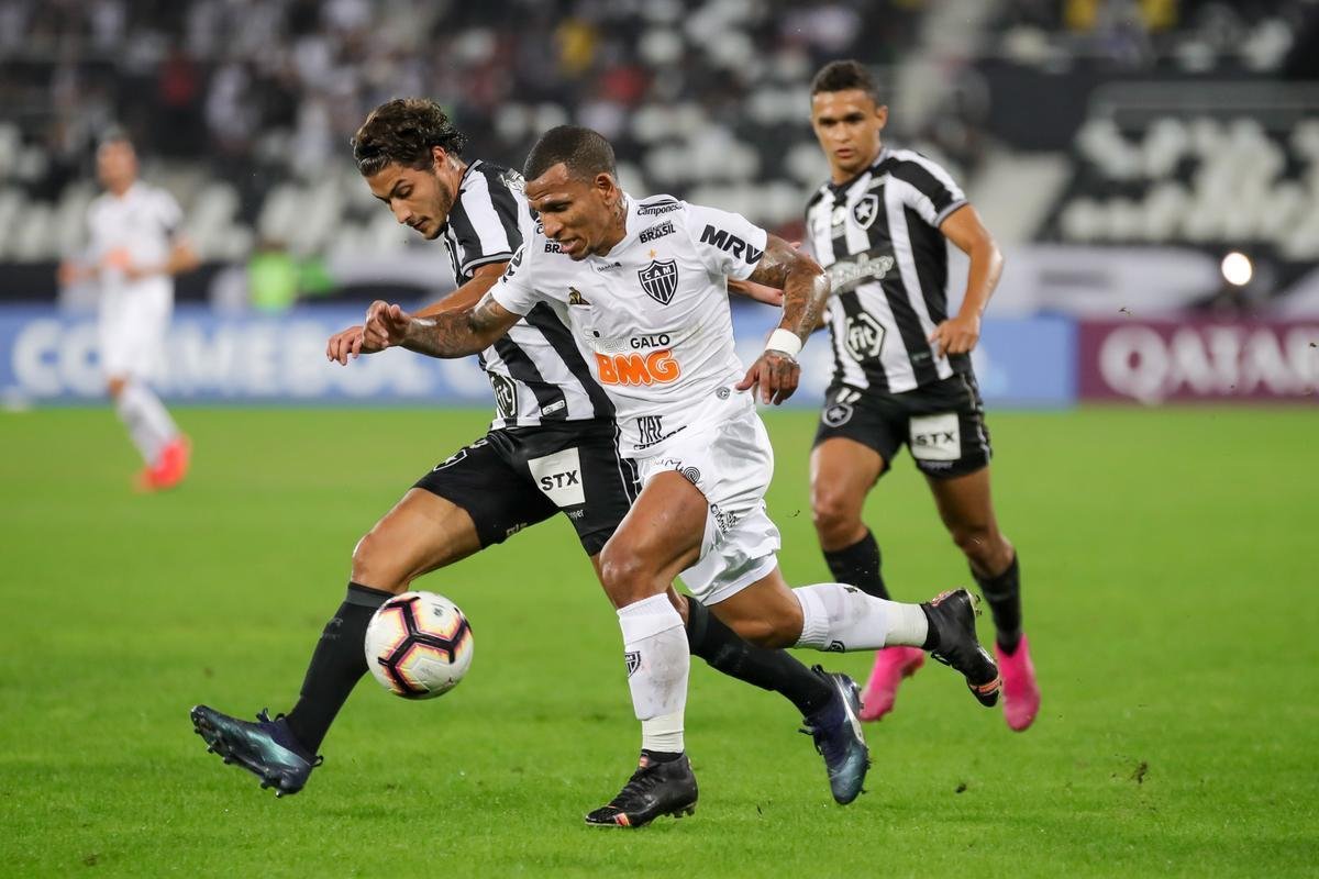 Fotos do duelo entre Botafogo e Atltico, no Estdio Nilton Santos, no Rio, pela ida das oitavas de final da Copa Sul-Americana