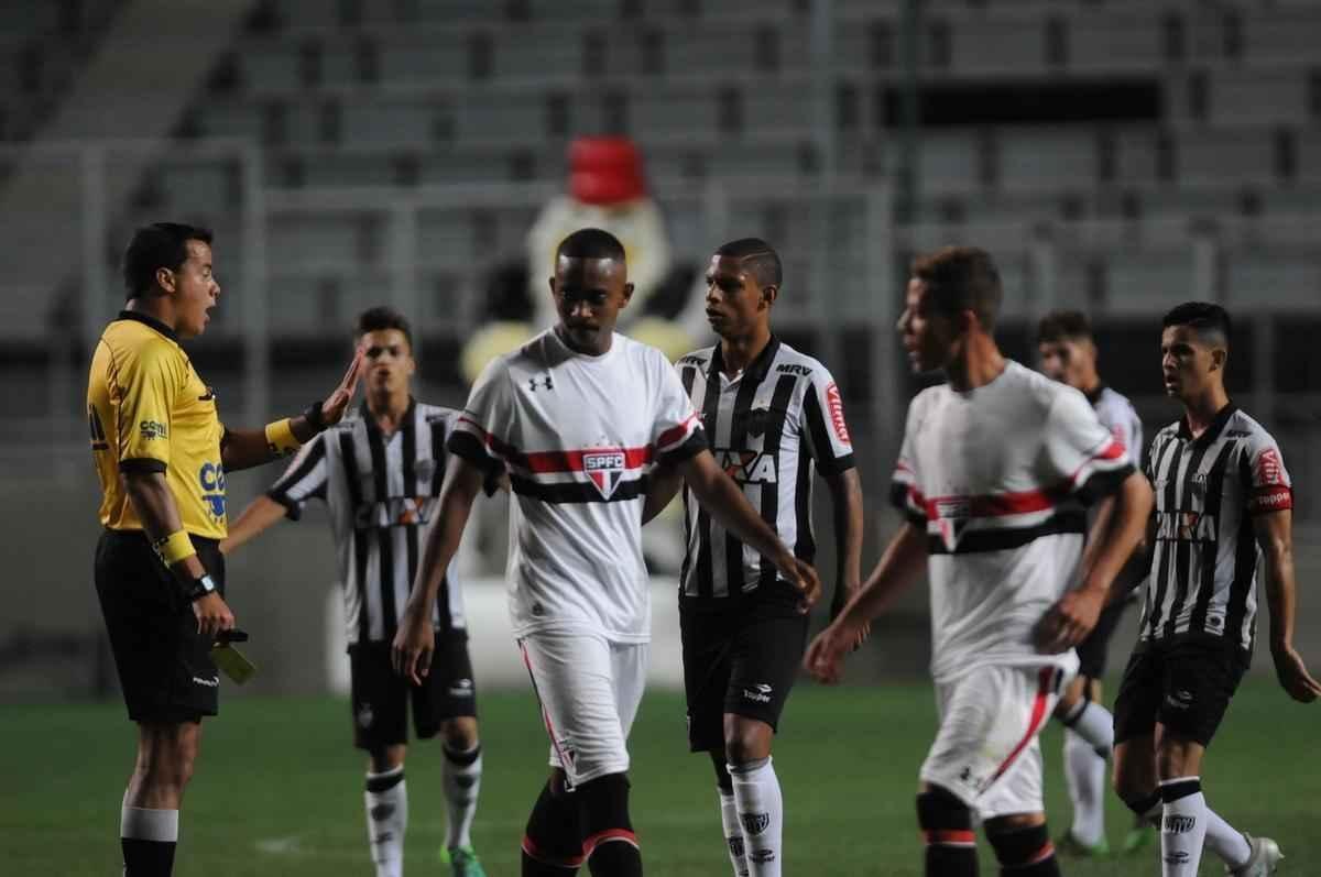 Galinho  goleado pelo So Paulo por 4 a 1, no Independncia, nas semifinais da Taa BH Sub-17