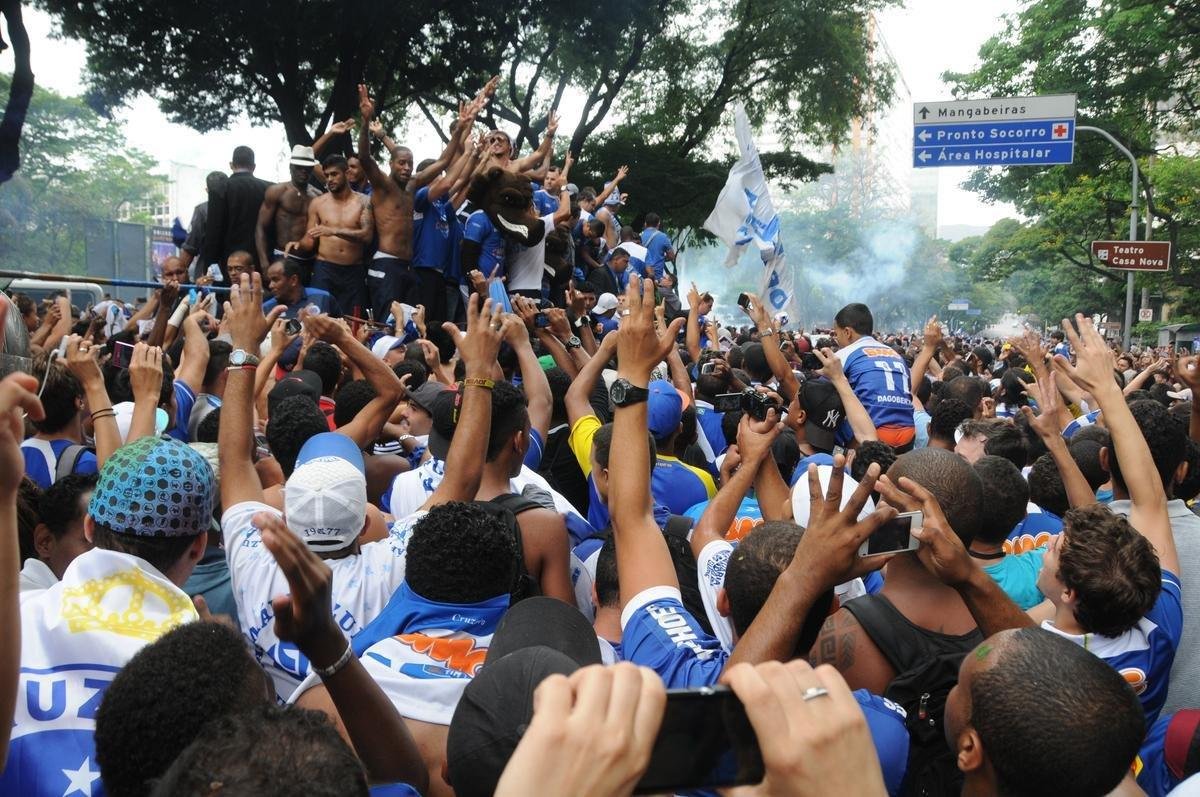 Depois de vencer o Vitria por 3 a 1 no Barrado, em Salvador, na noite de 13 de novembro de 2013, e confirmar o tricampeonato brasileiro, o Cruzeiro desembarcou em Confins numa quinta-feira e foi recebido por milhares de pessoas nas ruas de Belo Horizonte. O elenco desfilou em carro pela Avenida Antnio Carlos, pela Avenida Afonso Pena, no Centro, e foi em direo  sede do Barro Preto. Esta, sem dvida, foi a festa que envolveu o maior nmero de pessoas na capital mineira.