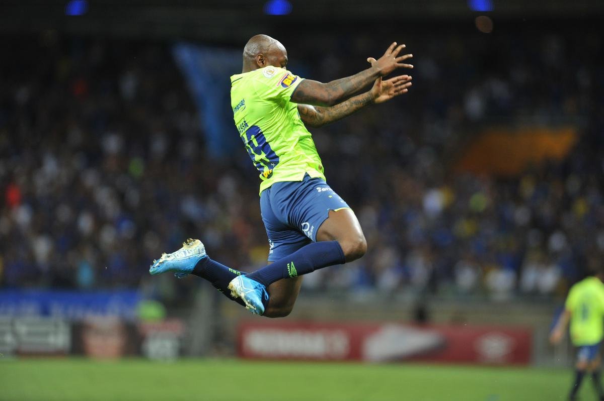 Cruzeiro estreou terceiro uniforme, o ltimo produzido pela Umbro