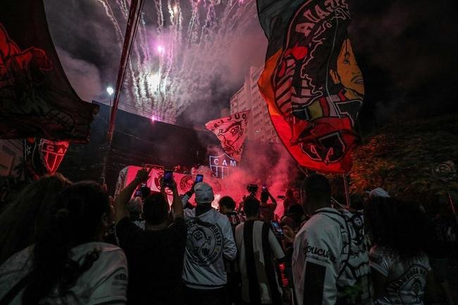 Torcedores do Atltico fizeram viglia em comemorao ao aniversrio de 114 anos do clube, na madrugada desta sexta-feira, na porta da sede de Lourdes