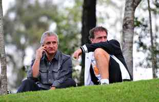 26/06/2012 - O diretor de futebol do Atlético, Eduardo Maluf, e o técnico de futebol do Atlético-MG, Cuca, durante treino no Centro de Treinamento (Cidade do Galo), em Vespasiano.