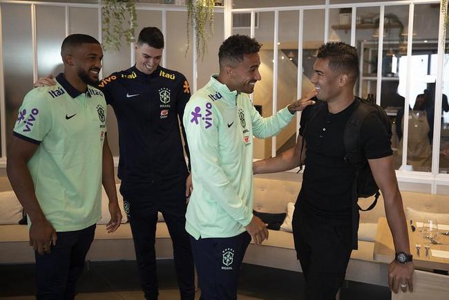 Jogadores que atuam na Europa já se apresentaram ao técnico Tite em Le Havre, na França