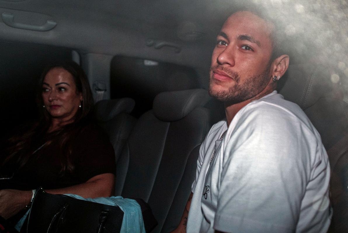 Neymar ao lado da me, Nadine, na chegada ao hospital Mater Dei, em Belo Horizonte