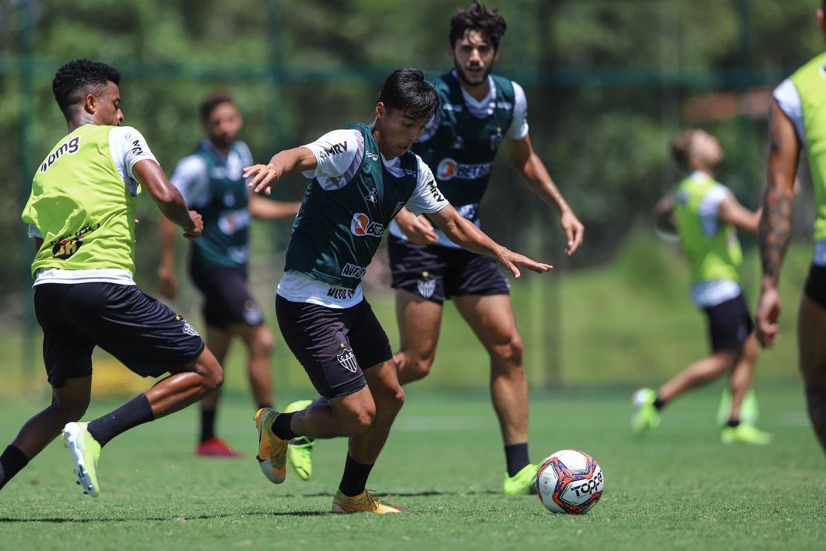 Treino do Atlético em campo. Jogadores fizeram atividade pela manhã no gramado. No período da tarde, trabalho foi na academia