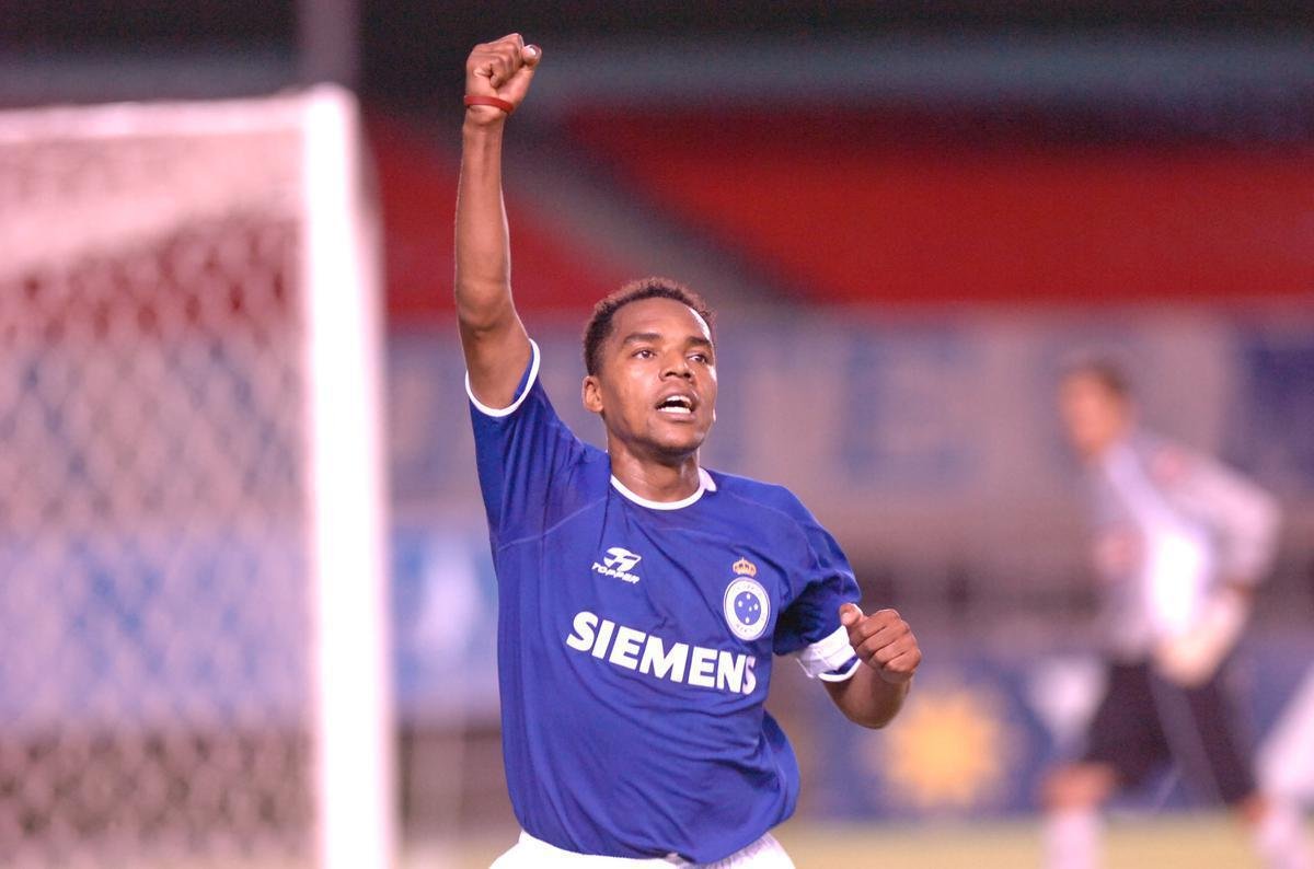 O meia Kelly vestiu a camisa 10 do Cruzeiro em 2005 e fez uma tima temporada. Foram 22 gols em 61 jogos. O desempenho em alto nvel chamou ateno do Al Ain, dos Emirados rabes, que o contratou na temporada seguinte.