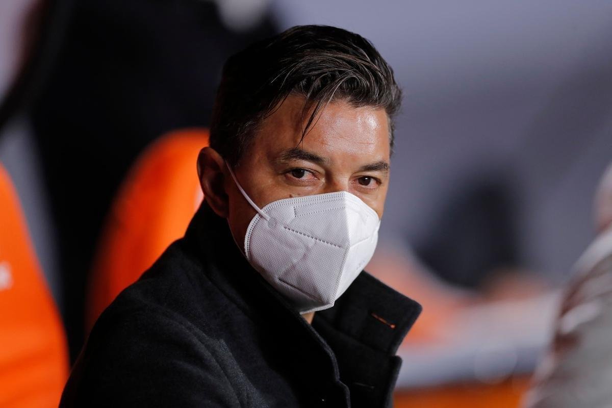 Com 25 casos simultneos de COVID-19, River Plate enfrentou Independiente Santa Fe-COL com apenas 11 jogadores disponveis e com o volante Enzo Prez improvisado como goleiro.