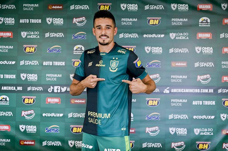 O volante Juninho Valoura foi oficializado como o quinto reforço americano. O ex-jogador do Fortaleza assinou contrato com o América até dezembro deste ano.