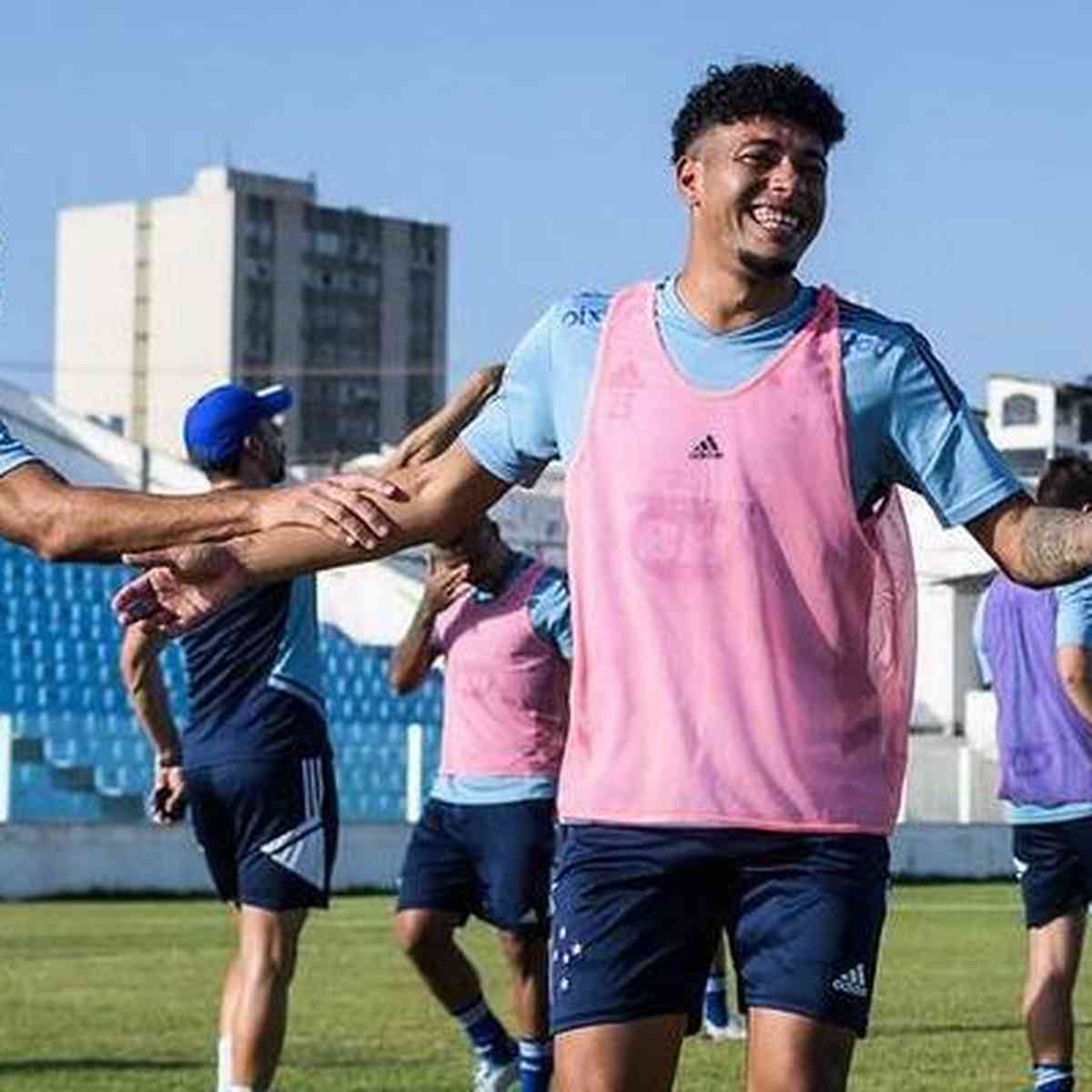 Cruzeiro domina Sampaio Corrêa e se isola na liderança da série B