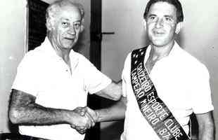 Ento presidente do Cruzeiro, Salvador Masci parabeniza Carlos Alberto pelo ttulo mineiro de 1987