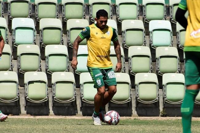 O atacante Leandro Carvalho testou positivo para COVID-19 no dia 20/02, logo aps sua chegada no Amrica. O jogador teve dificuldades para recuperar a forma fsica e chegou a passar mal em campo, durante sua estreia pelo Coelho