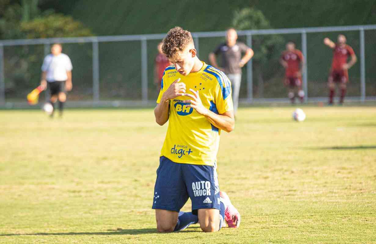 Fotos do jogo-treino entre Cruzeiro e Boa Esporte, disputado na Toca da Raposa II, em Belo Horizonte. Time celeste venceu por 2 a 0, com gols de Stnio