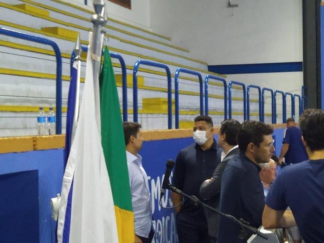 Ronaldo compareceu  votao da venda da SAF do Cruzeiro no Barro Preto e foi muito assediado por conselheiros do clube