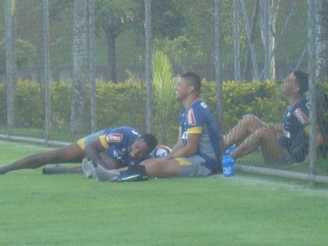 Thiago Neves acompanha treino do Cruzeiro na companhia de zagueiro Ded e de atacante Judivan