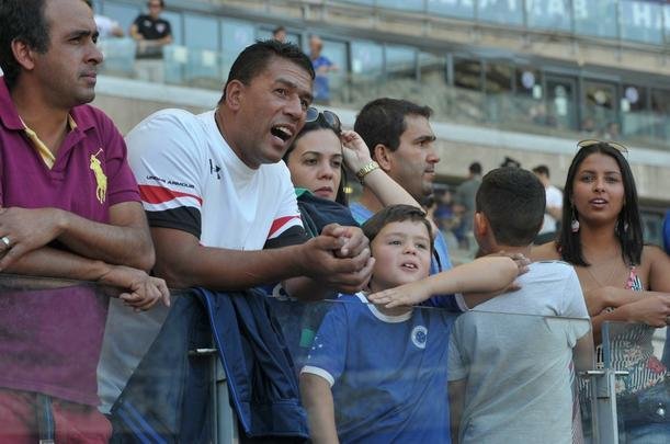 Imagens das torcidas de Cruzeiro e So Paulo no Mineiro