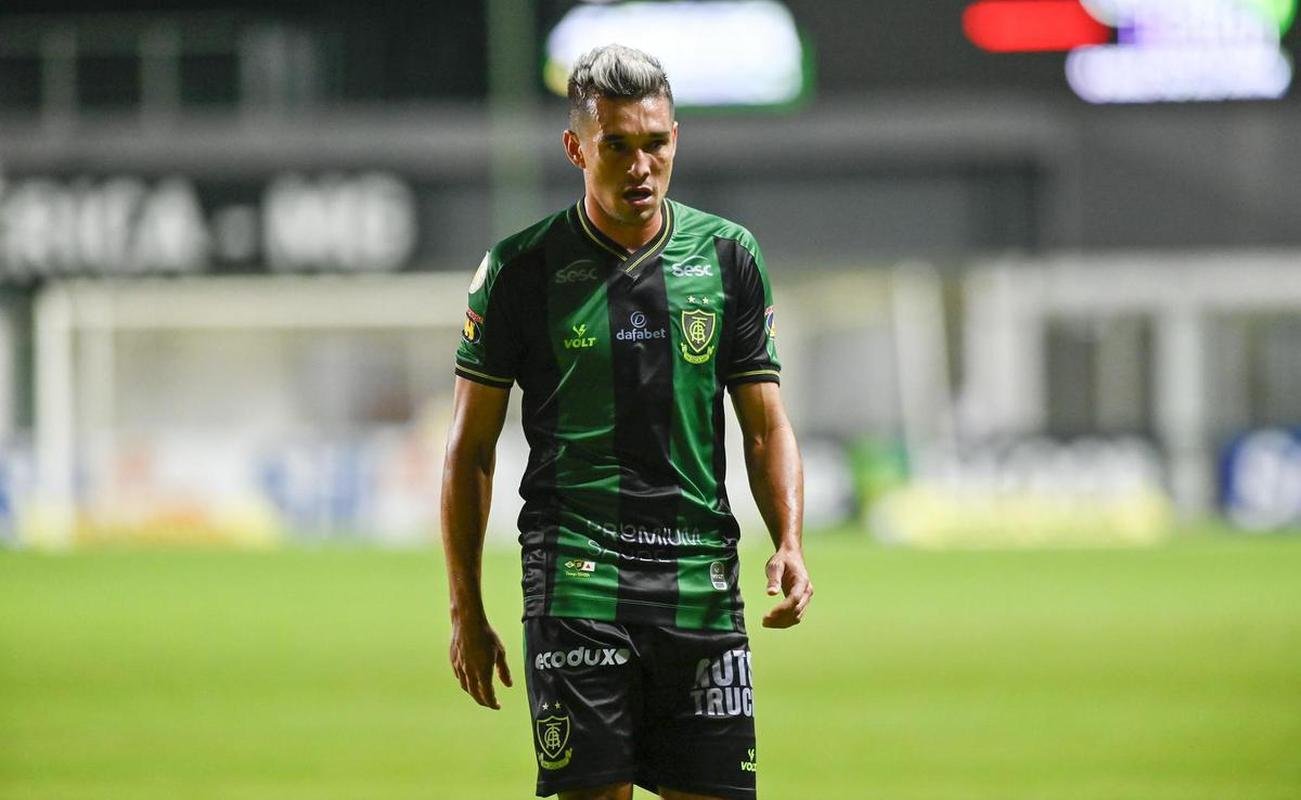 O meio-campista Juninho Valoura também renovou com o América para a próxima temporada