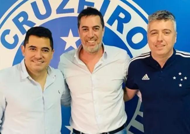 Reunio entre o empresrio de Almendra e a diretoria do Cruzeiro