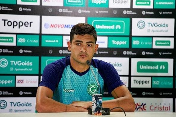 O Gois anunciou a contratao do atacante Jnior Brando