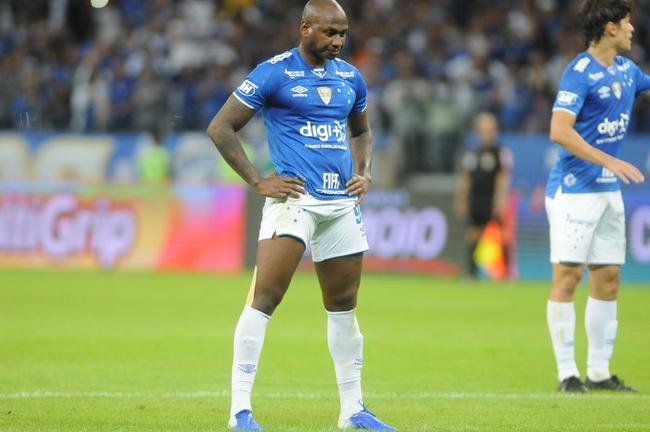 No segundo tempo, Cruzeiro perdeu pnalti com Sass, mas chegou  virada em nova cobrana, dessa vez bem executada por Thiago Neves: 2 a 1