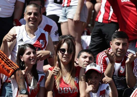 Torcedores do River Plate na final da Libertadores, contra o Boca Juniors, no Monumental de Nez