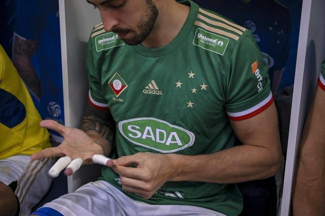 Cruzeiro se garantiu na decis�o do Sul-Americano de V�lei ao bater os argentinos do Policial Voley por 3 sets a 0, neste s�bado (5), no Gin�sio do Riacho, em Contagem. As parciais foram de 25/20, 29/27 e 25/16