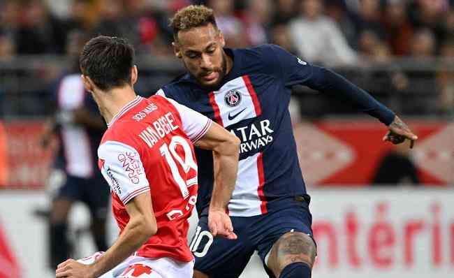 Tcnico do PSG preferiu deixar o argentino Lionel Messi de fora contra o Reims e comeou a partida com Neymar no banco de reservas