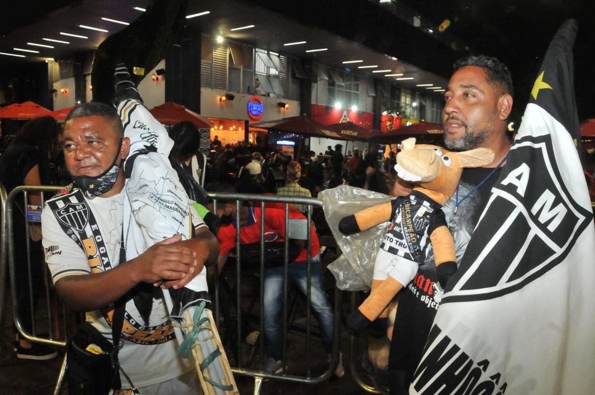 Atleticanos em bares na Savassi, em BH, durante a final da Copa do Brasil contra o Athletico-PR.