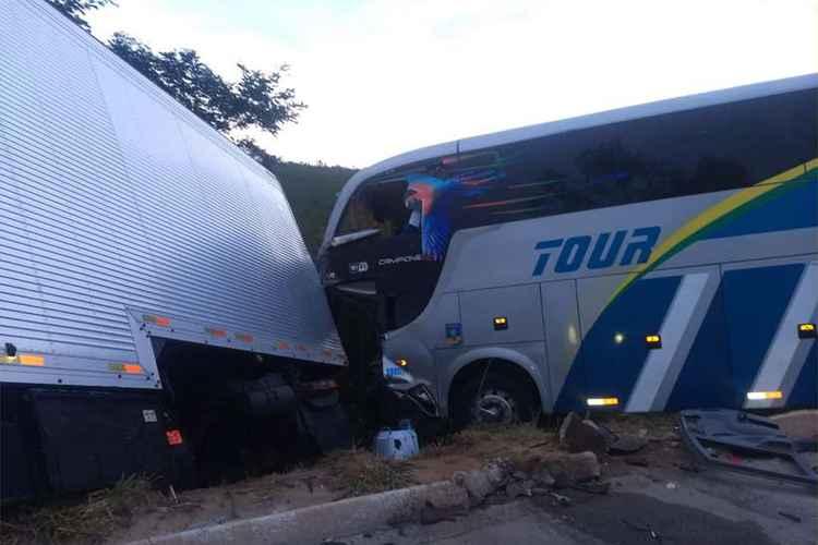 Acidente envolvendo ônibus e carreta deixa seis feridos na BR-251 em Minas