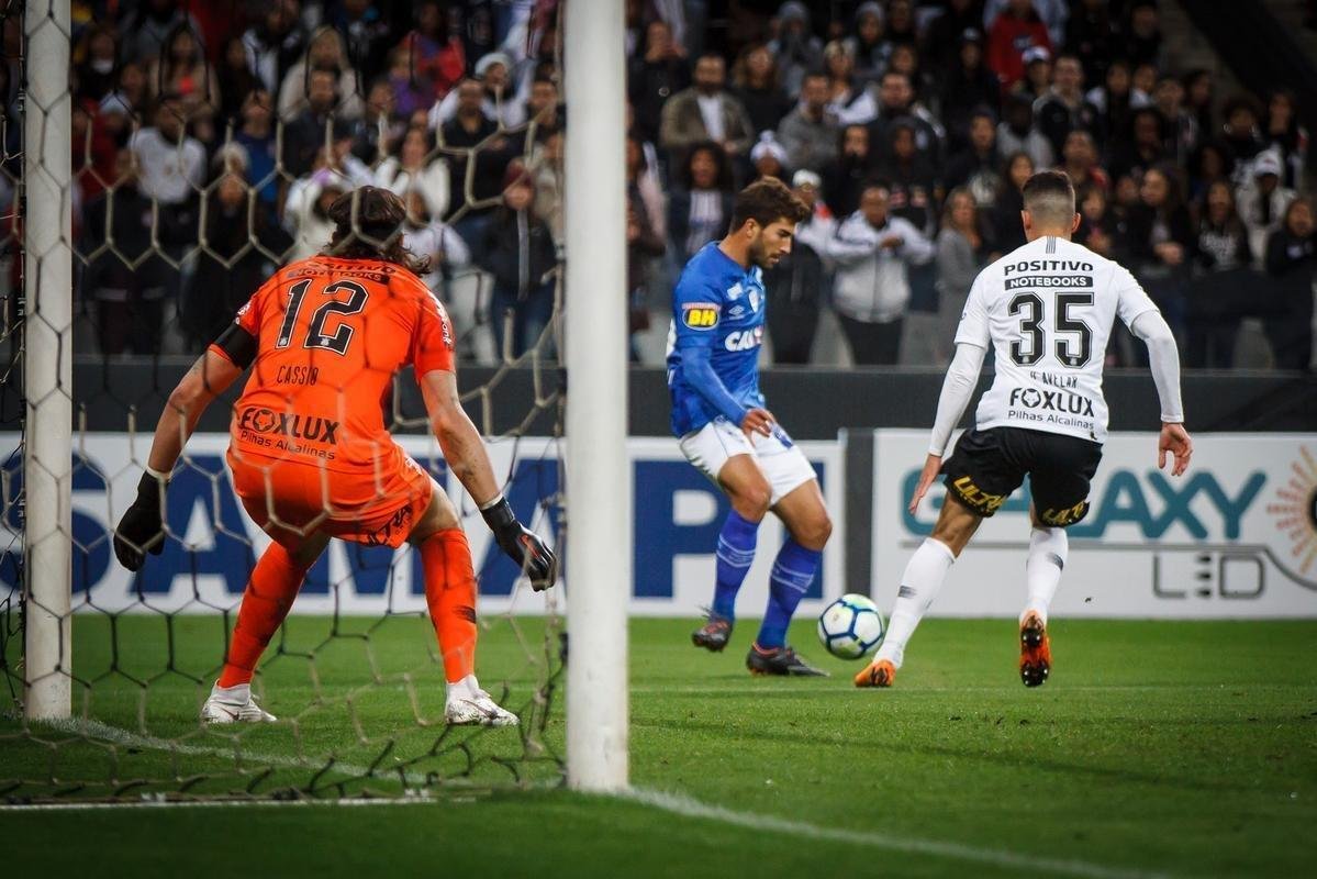 Fotos do amistoso entre Corinthians e Cruzeiro, que terminou empatado por 2 a 2, nesta quarta-feira (11/7), na Arena Corinthians, em So Paulo. Gols da Raposa foram marcados por Henrique e Rafael Sobis.