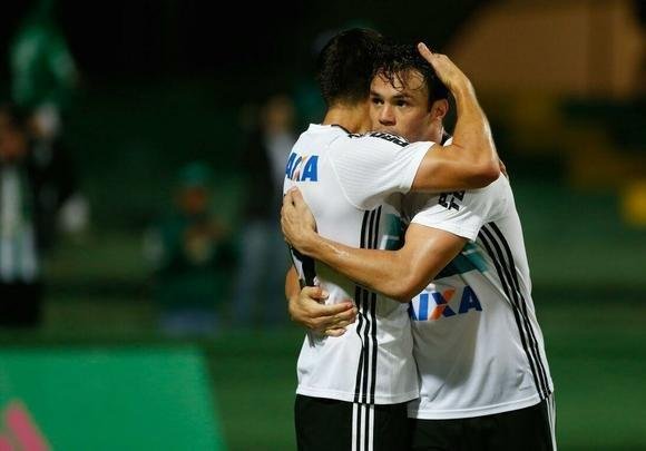 Kleber marcou o gol da vitria do Coritiba, logo depois da expulso do lateral Lucas, do Cruzeiro