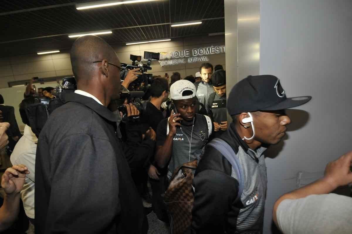 Delegao do Atltico desembarcou unida e em silncio no aeroporto de Confins, nesta quinta-feira